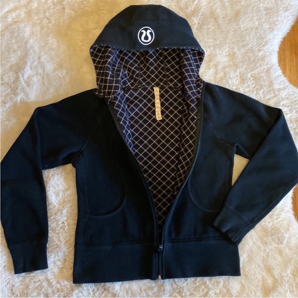 Lululemon black Scuba hoodie for woman size 8. Near mint like new shape lined - Picture 4 of 10
